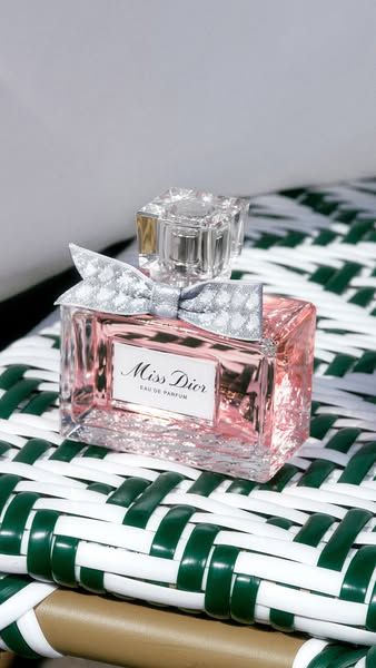 Dior image Facebook ad: MISS DIOR, EIN NEUES KAPITEL Aus Liebe verwandelt Natalie Portman die Straßen von Paris in… (9 of 20)