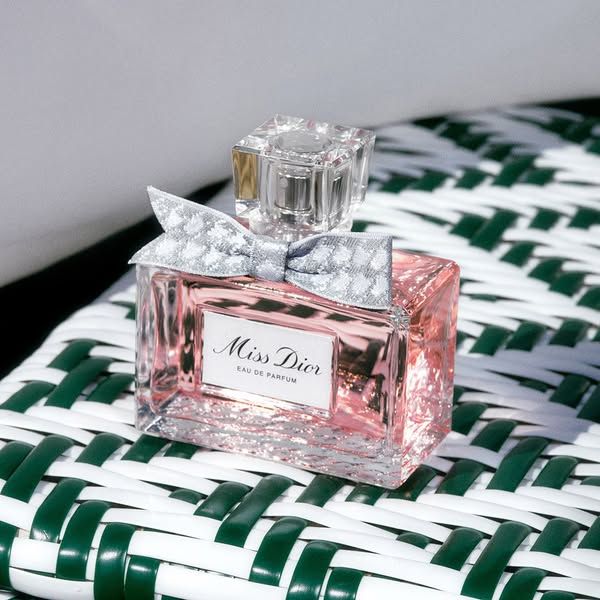 Dior image Facebook ad: MISS DIOR, EIN NEUES KAPITEL Aus Liebe verwandelt Natalie Portman die Straßen von Paris in… (4 of 20)