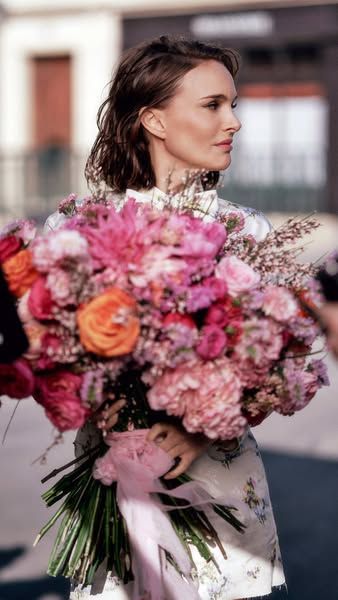 Dior image Facebook ad: MISS DIOR, EIN NEUES KAPITEL Aus Liebe verwandelt Natalie Portman die Straßen von Paris in… (6 of 20)