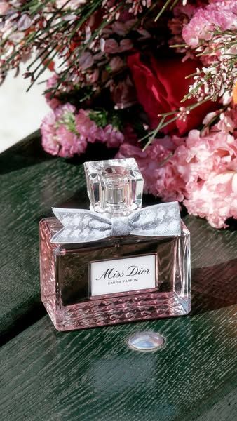 Dior image Facebook ad: MISS DIOR, EIN NEUES KAPITEL Aus Liebe verwandelt Natalie Portman die Straßen von Paris in… (7 of 20)