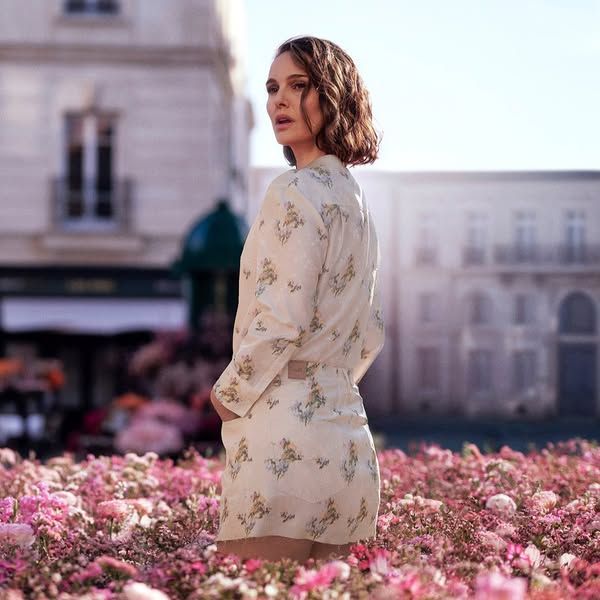 Dior image Facebook ad: MISS DIOR, EIN NEUES KAPITEL Aus Liebe verwandelt Natalie Portman die Straßen von Paris in… (5 of 20)